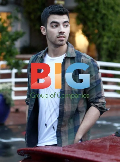 Joe Jonas Shopping in Beverly Hills
