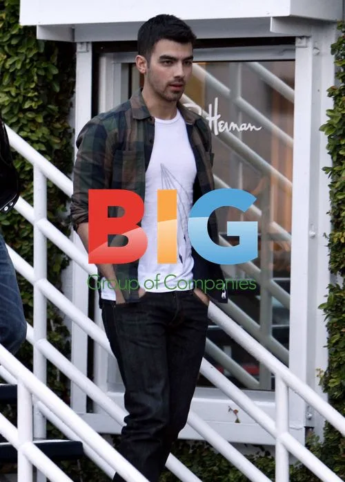 Joe Jonas Shopping in Beverly Hills