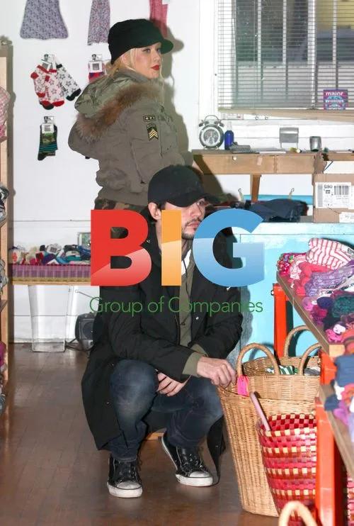 Christina Aguilera and Boyfriend Shop for Children's Clothes