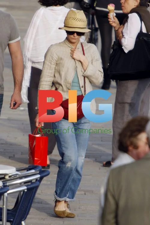 Vanessa Paradise shops with bodyguard in Venice