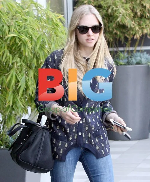 Amanda Seyfried with Dog at Commissary Coffee Shop
