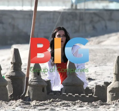 Courteney Cox & Dan Byrd on set in Malibu