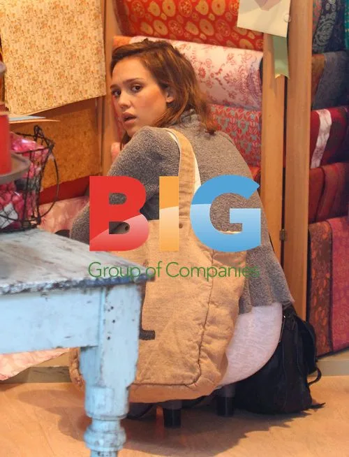 Jessica Alba Shops for Paper While Pregnant