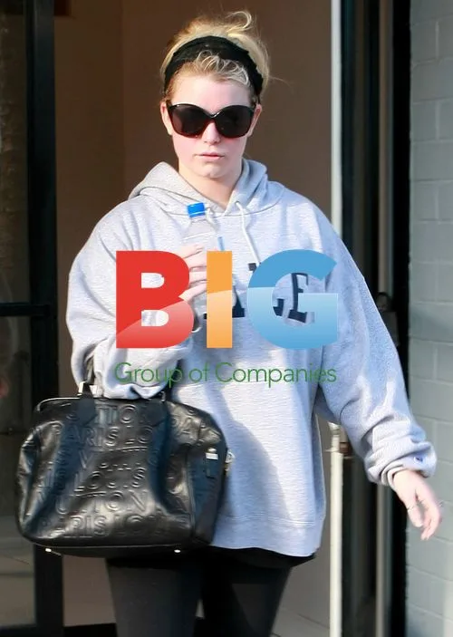 Jessica Simpson Leaves Gym in Yale Sweatshirt