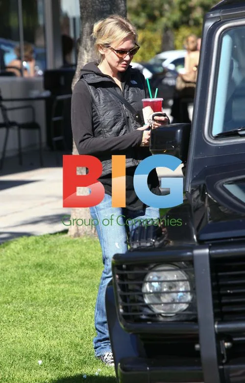 Renee Zellweger Gets Raspberry Tea in LA