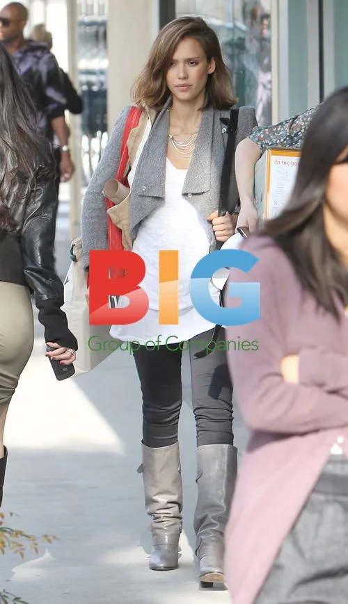 Jessica Alba shops at Paper Source