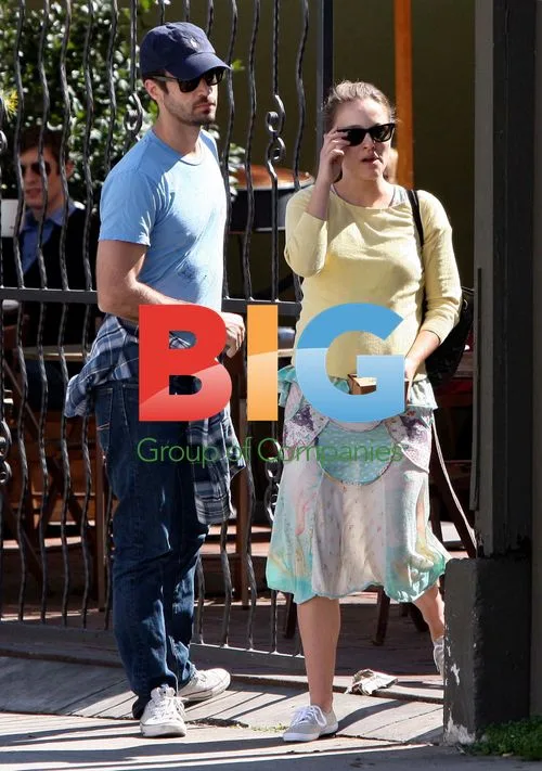 Natalie Portman Pregnant Lunch