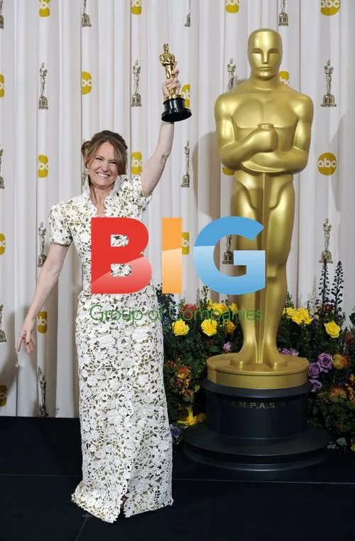 Melissa Leo Poses with Oscar