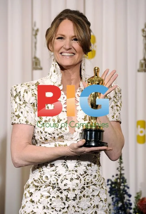 Melissa Leo Poses With Oscar