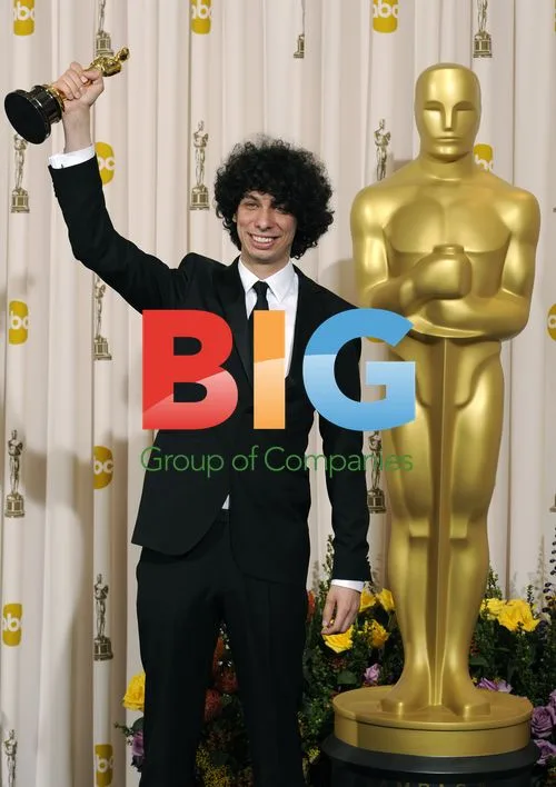 Luke Matheny poses with Oscar