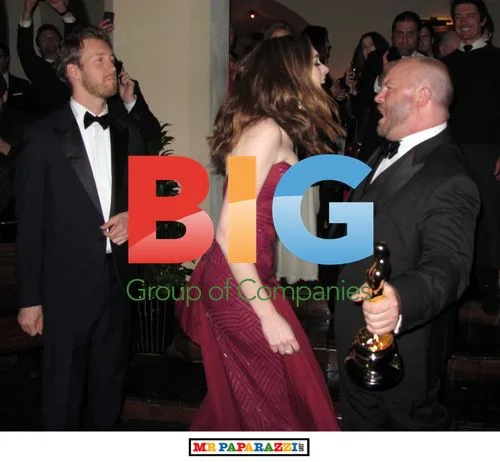 Anne Hathaway parties with Oscar and boyfriend