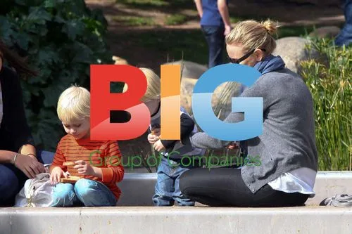 Naomi Watts Feeds Ducks with Kids