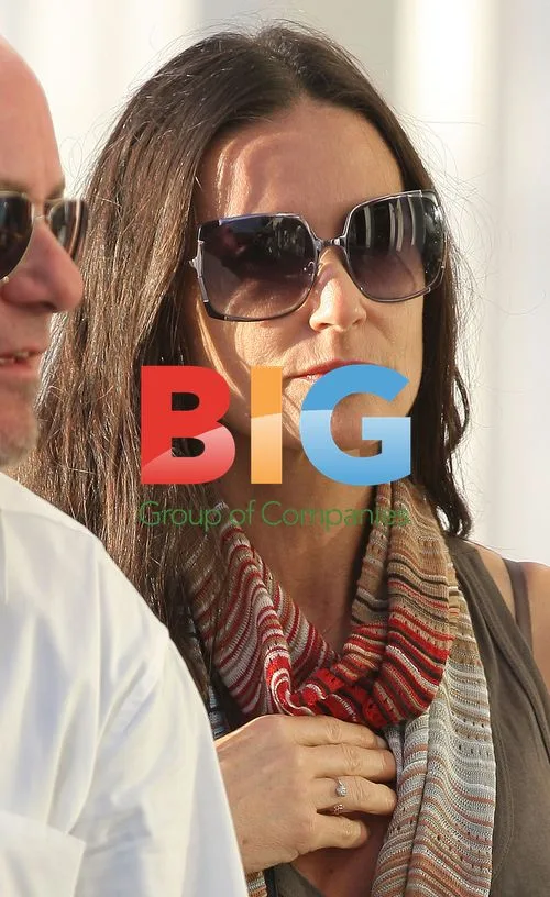 Demi Moore Shopping in St Bath