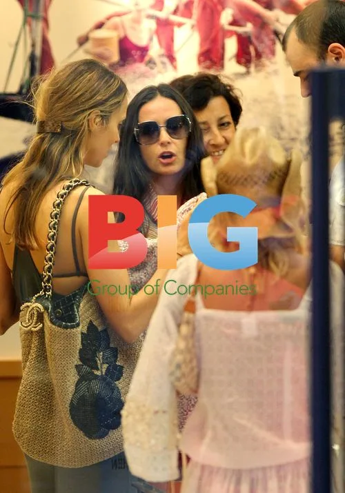 Demi Moore Shopping in St Bath, France