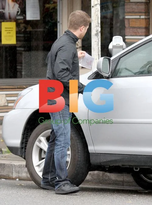 Benjamin McKenzie Gets Parking Ticket