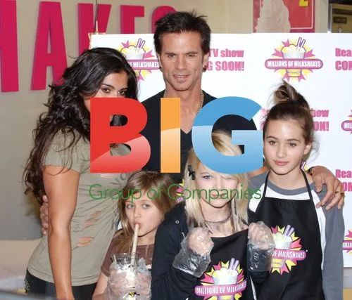Lorenzo Lamas Creates Milkshake with Daughters