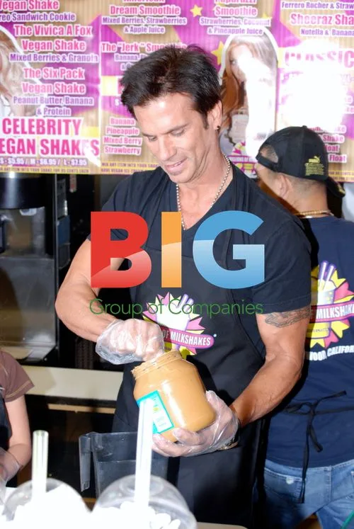 Lorenzo Lamas Creates Milkshake with Daughters