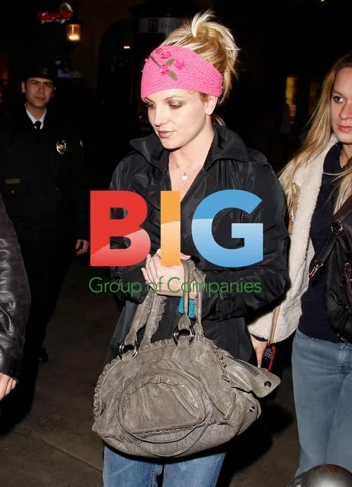 Taylor Swift Leaving NYC Apartment