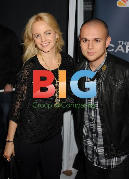 Mena Suvari and Simone Sestito at "The Cape" Premiere