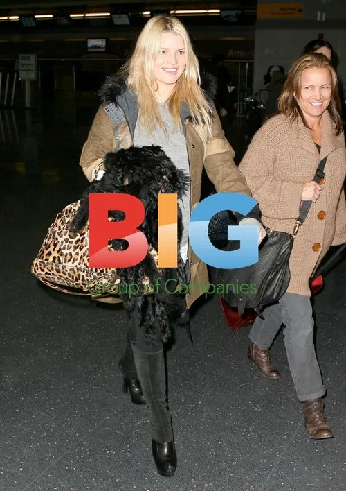 Jessica Simpson at JFK with Mom