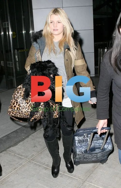 Jessica Simpson at JFK with mom