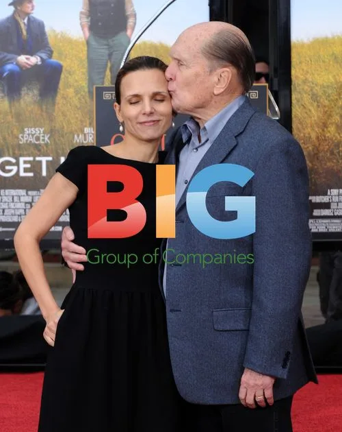 Robert Duvall adds handprints to Grauman's