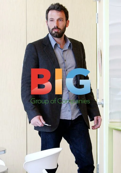Ben Affleck flips off photographer
