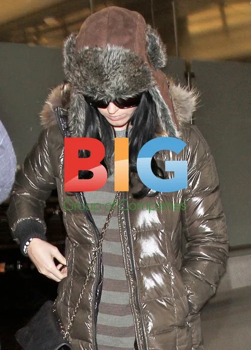 Katy Perry Arrives at LAX Looking Pregnant