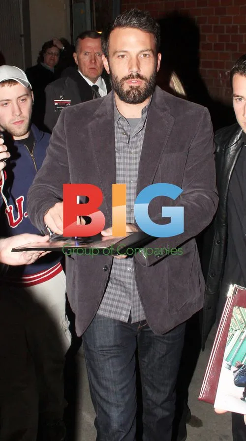 Ben Affleck signs 'Clerks' figure