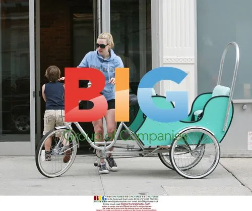 Kate Winslet Arrives Home on Tricycle