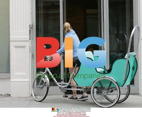 Kate Winslet Arrives Home on Tricycle