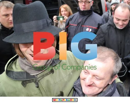 Liam Gallagher Arrives Late to Shop Opening in Glasgow