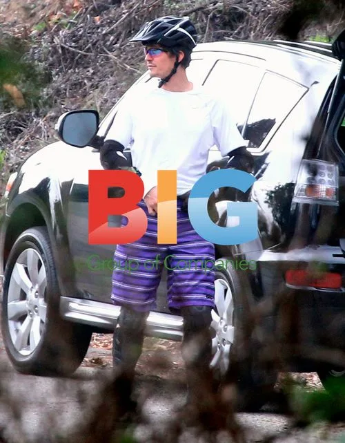 Orlando Bloom Pees in Bushes Before Bike Ride