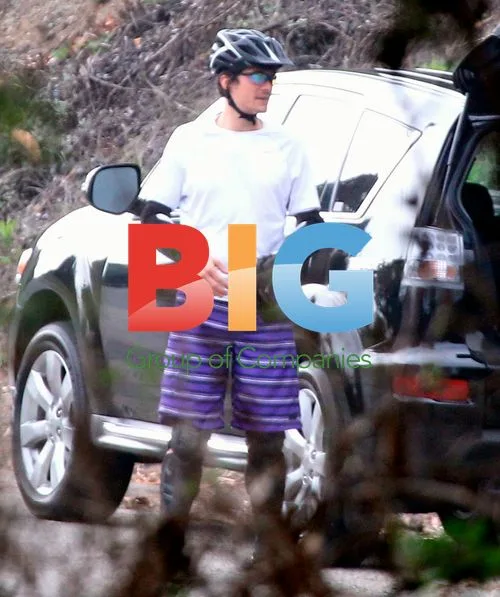 Orlando Bloom Relieving Himself Before Bike Ride