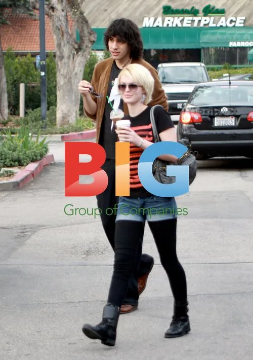 Nick Simmons and Girlfriend Grab Starbucks