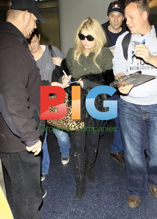 Jessica Simpson with Engagement Ring at LAX