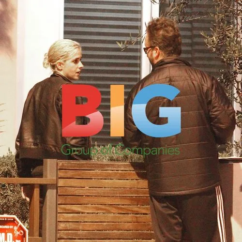 Sam Ronson Delivers Package to Lindsay Lohan's Home