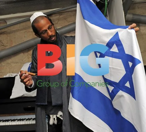 Shyne smokes cigar before film premiere in Jerusalem