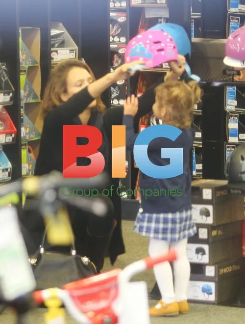 Jessica Alba takes Honor to bike shop