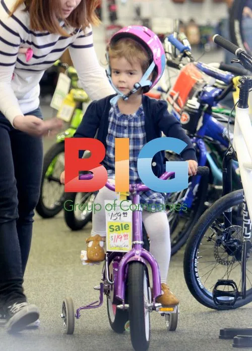 Jessica Alba and daughter Honor bike shopping