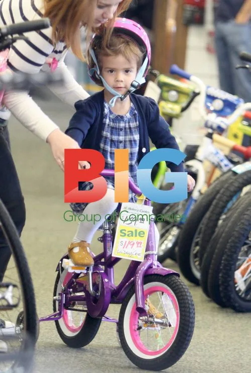 Jessica Alba and daughter Honor bike shopping