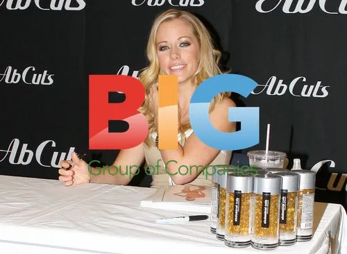 Kendra Wilkinson promoting GNC's Ab Cuts