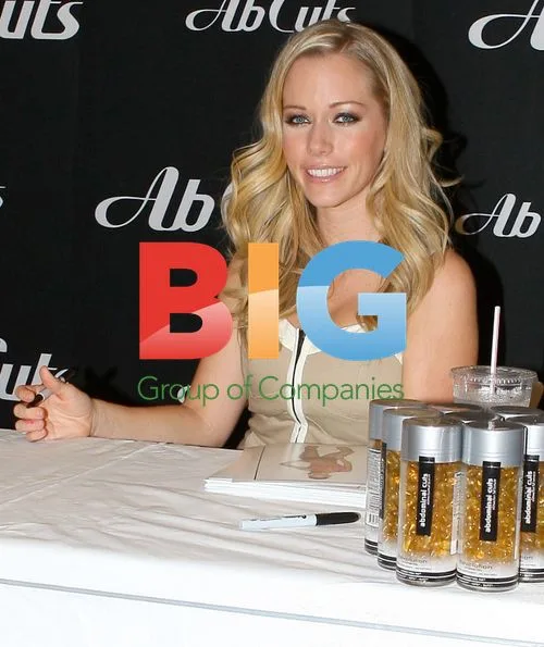 Kendra Wilkinson Promoting Ab Cuts