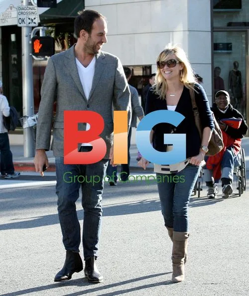 Reese Witherspoon Chats with Homeless Man