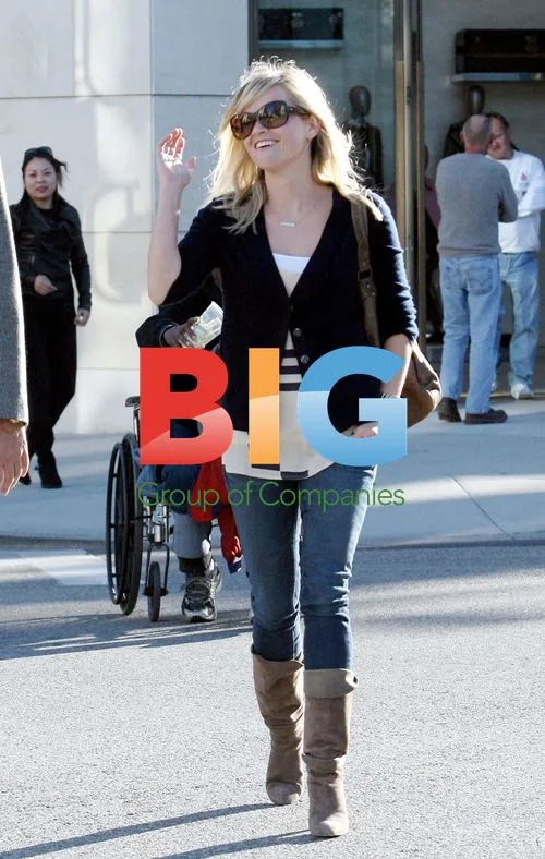 Reese Witherspoon Chats With Homeless Man