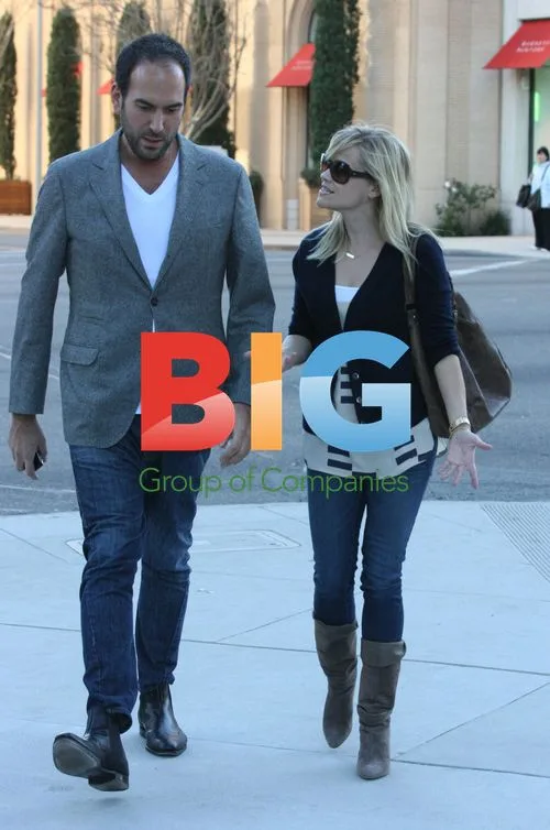 Reese Witherspoon Helps Homeless Man