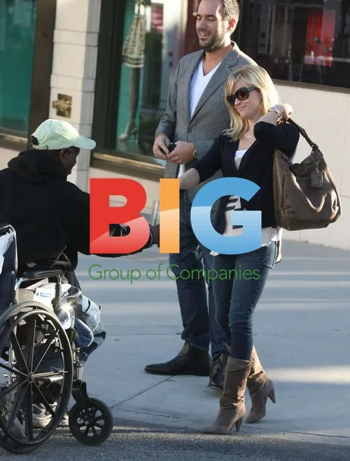 Reese Witherspoon Helps Homeless Man