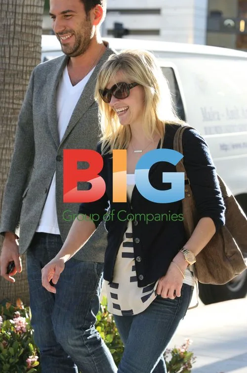 Reese Witherspoon helps homeless man