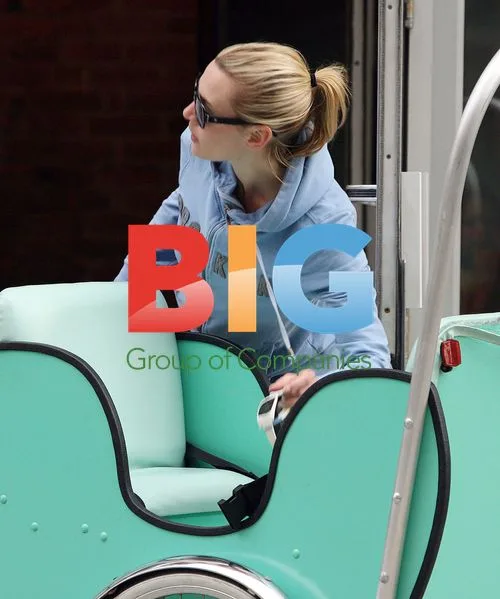 Kate Winslet Arrives Home on Tricycle