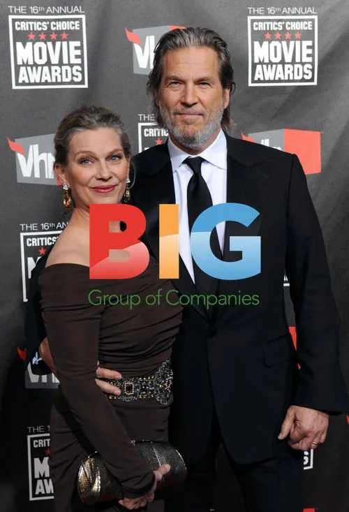 Jeff Bridges and wife arrive at Critics' Choice Awards